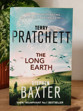 Load image into Gallery viewer, The Long Earth by Terry Pratchett, Stephen Baxter