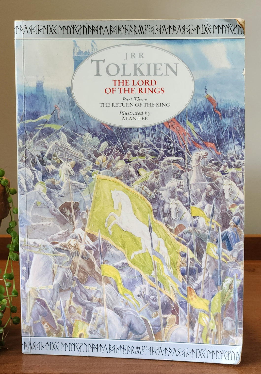 The Lord of the Rings: The Return of the King by J.R.R. Tolkien, Illustrated by Alan Lee